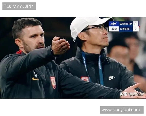 老牌足球明星重返赛场展现风采引发球迷热烈追捧 老牌足球明星重返赛场展现风采引发球迷热烈追捧