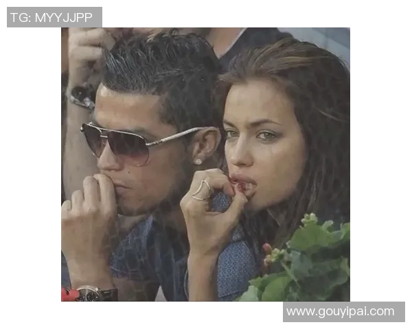 足球明星与模特女友的浪漫写真展现爱情与魅力的完美结合 足球明星与模特女友的浪漫写真展现爱情与魅力的完美结合