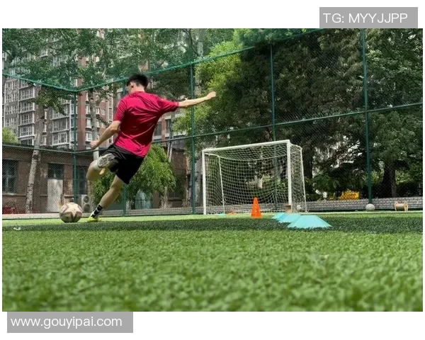 足球明星射门训练视频揭秘技巧与训练方法提升你的射门水平 足球明星射门训练视频揭秘技巧与训练方法提升你的射门水平